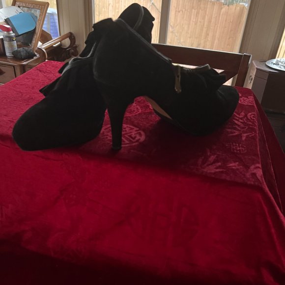 Adrienne Vittadini Black Suede Booties/ Size 10 - Picture 2 of 3